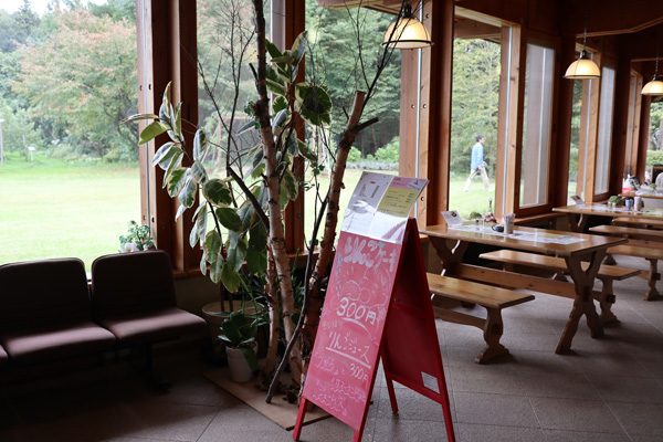 ( ゆったり店内 )
